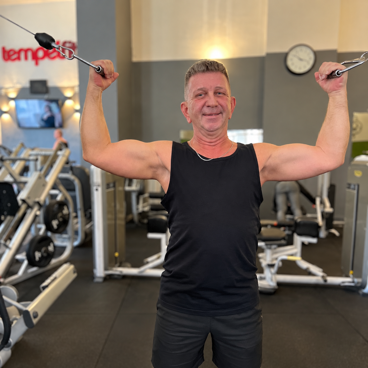 Szász István személyi edző kábeles edzés közben a Peak Gym Arénában